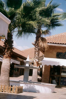 islantilla_shops1.jpg (38043 bytes)