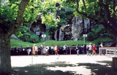 grotto2.jpg (29739 bytes)