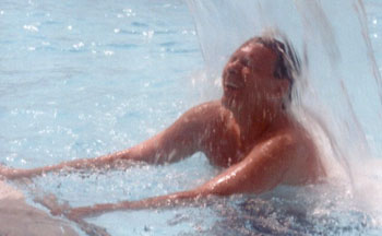 swimming3a.jpg (22489 bytes)